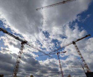 Baustellenbesuch des zukünftigen Zentralberufsschulgebäudes in der Seestadt zweier Tiefbau-Klassen