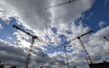 Baustellenbesuch des zukünftigen Zentralberufsschulgebäudes in der Seestadt zweier Tiefbau-Klassen