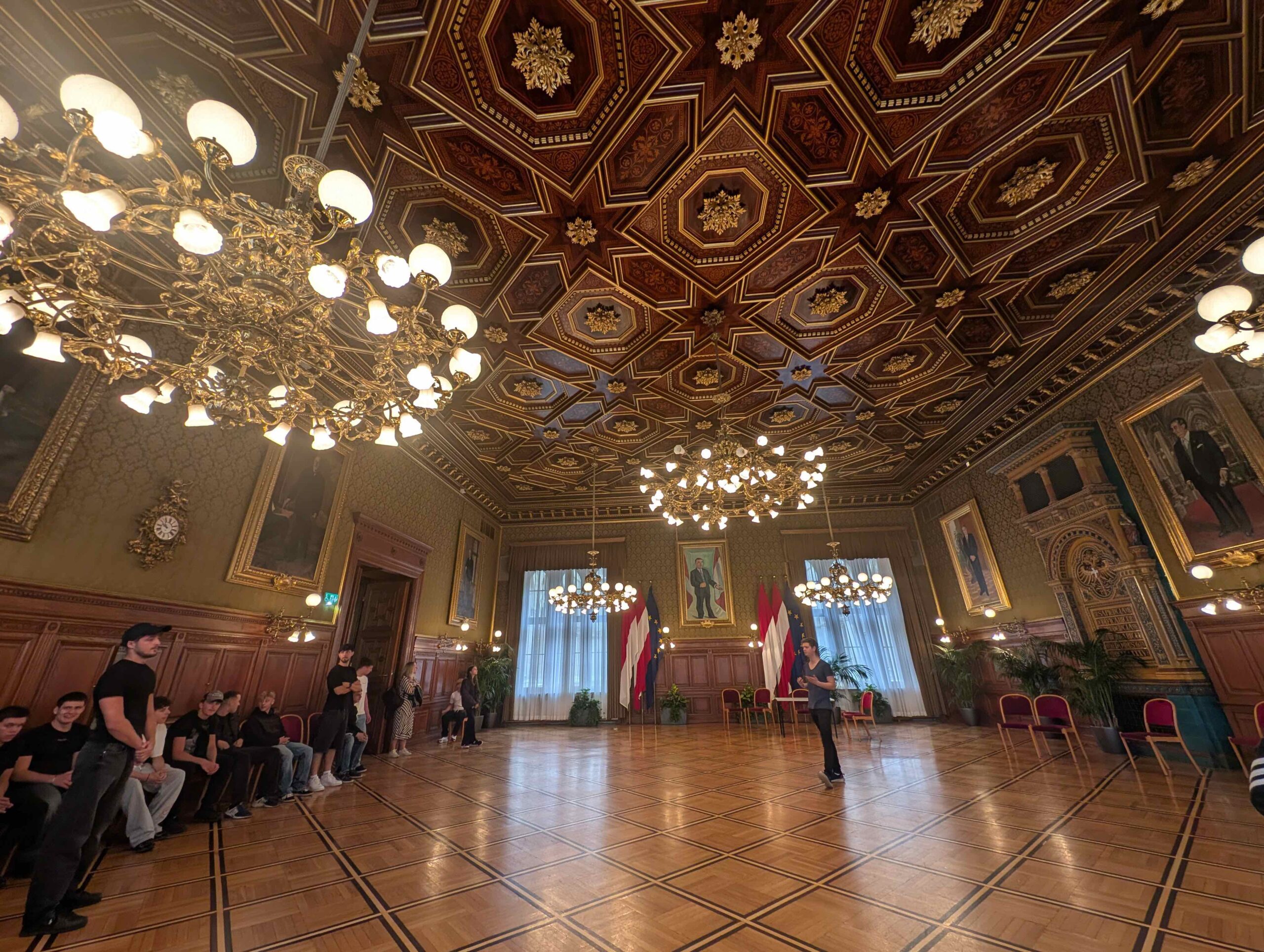 <strong>Besuch der Rauchfangkehrer:innen-Lehrlinge im Wiener Rathaus</strong>